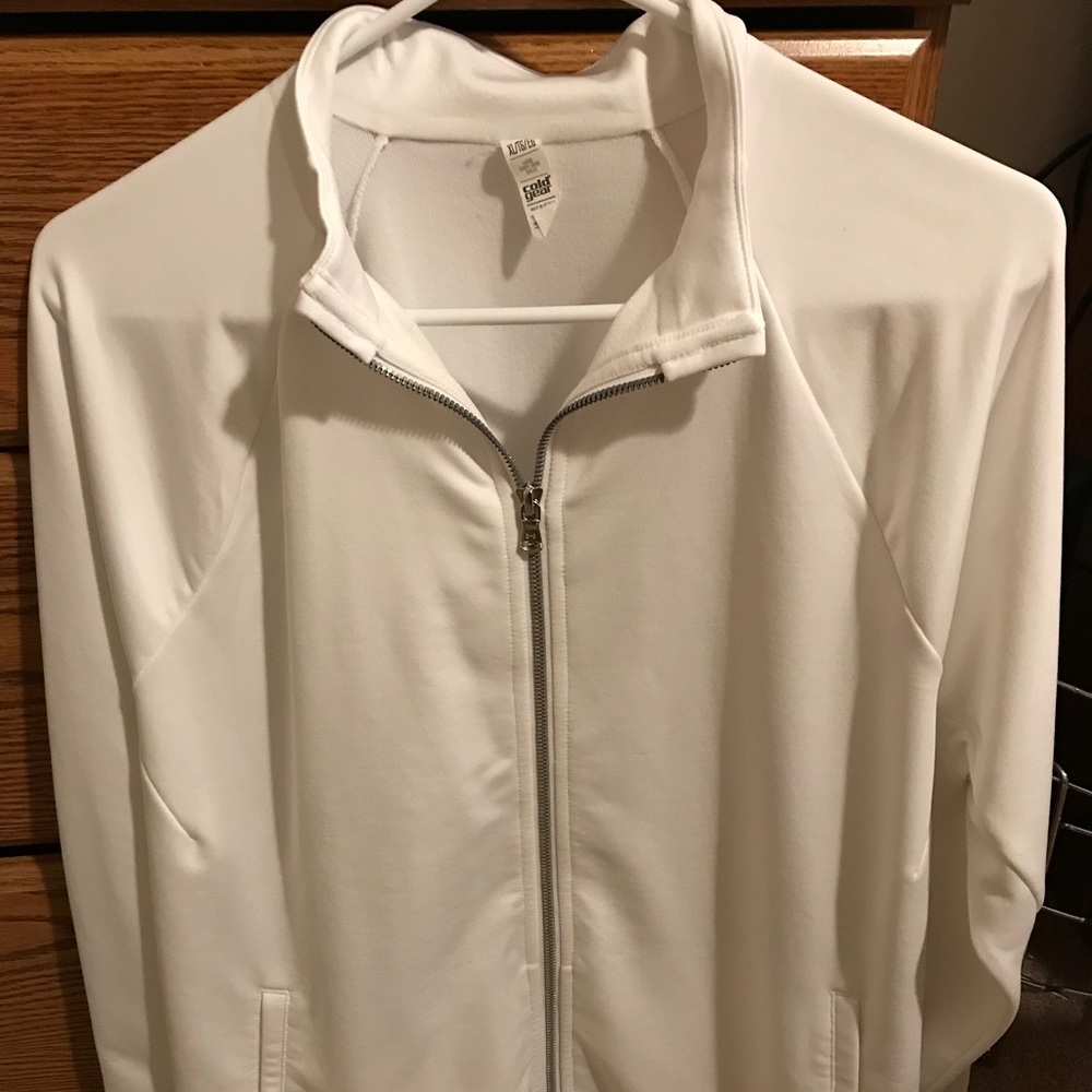 Woman’s white Under Armour Sweatshirt
